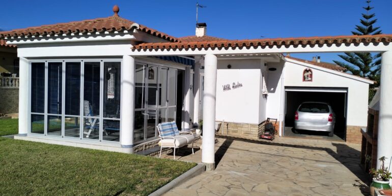 foto garaje con matricula pixelada